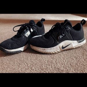 Lightly worn (5-10 times) Nike tennis shoes.
